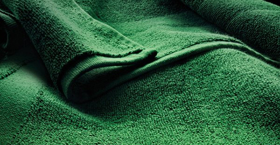 毛巾能够祛除肌肤多余的水分，同时还能够褪去我们肌肤的老化角质，是日常肌肤护理中最重要却最容易被人忽视的一步，许多人都是随便拿毛巾一抹便直接放了回去。


但是其实这样对于肌肤反而一点帮助都没有，而且很可能损伤肌肤，要知道毛巾可是很坚固的，要是与肌肤随意接触，很可能得不到原本效果的同时损伤肌肤表皮层，进而产生肌肤问题，所以在清洁肌肤的时候千万要做到不着急以及慢慢来！


轻轻用毛巾拭过肌肤的每一个毛孔，卸去肌肤多余油脂以及老化角质，让肌肤越显年轻！


呈现肌肤，天然之美。